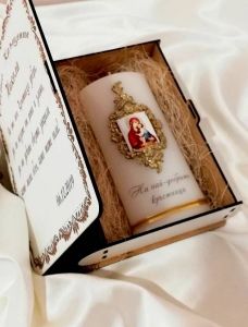 Гравирана кутия със свещ подарък за кръстниците.